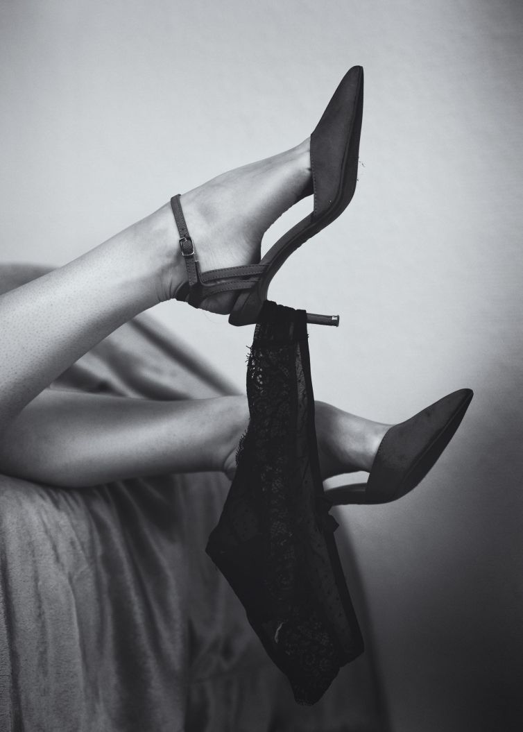 Elegante schoenen met lingerie in hand