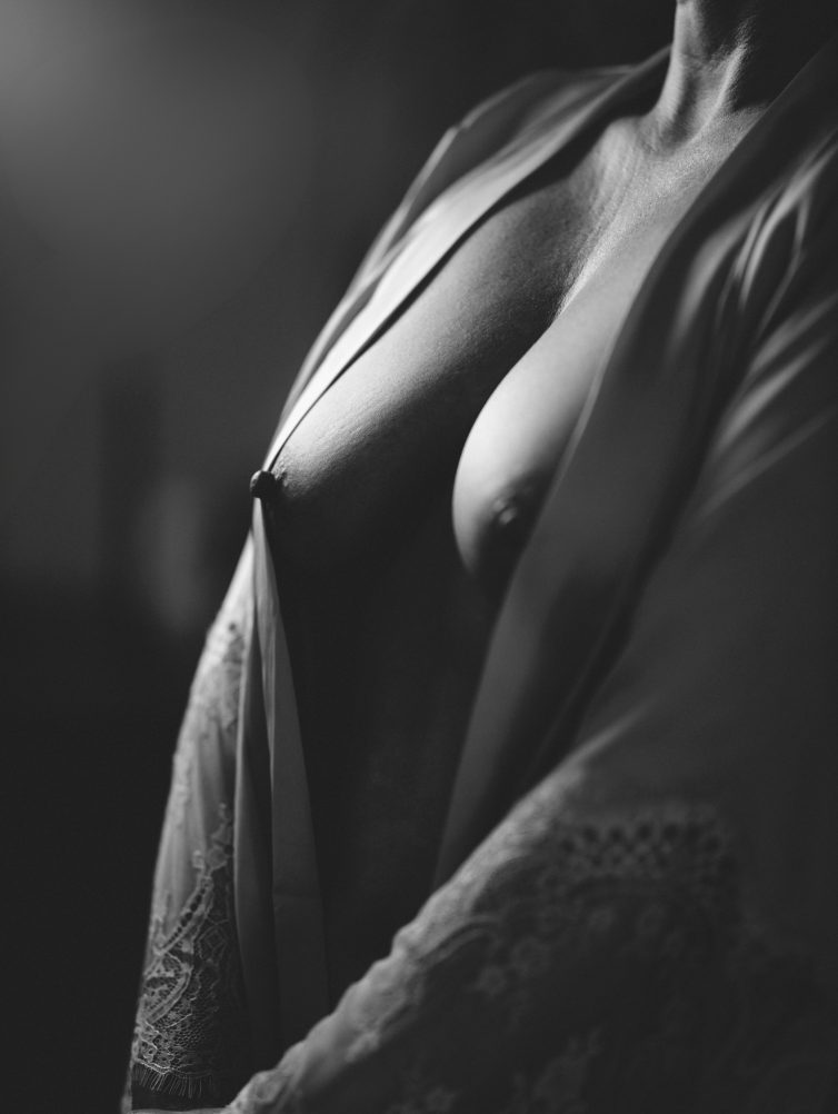 Zwart-wit afbeelding van een vrouw.