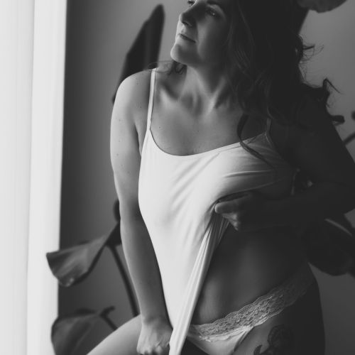 Zwart-wit foto van een vrouw
