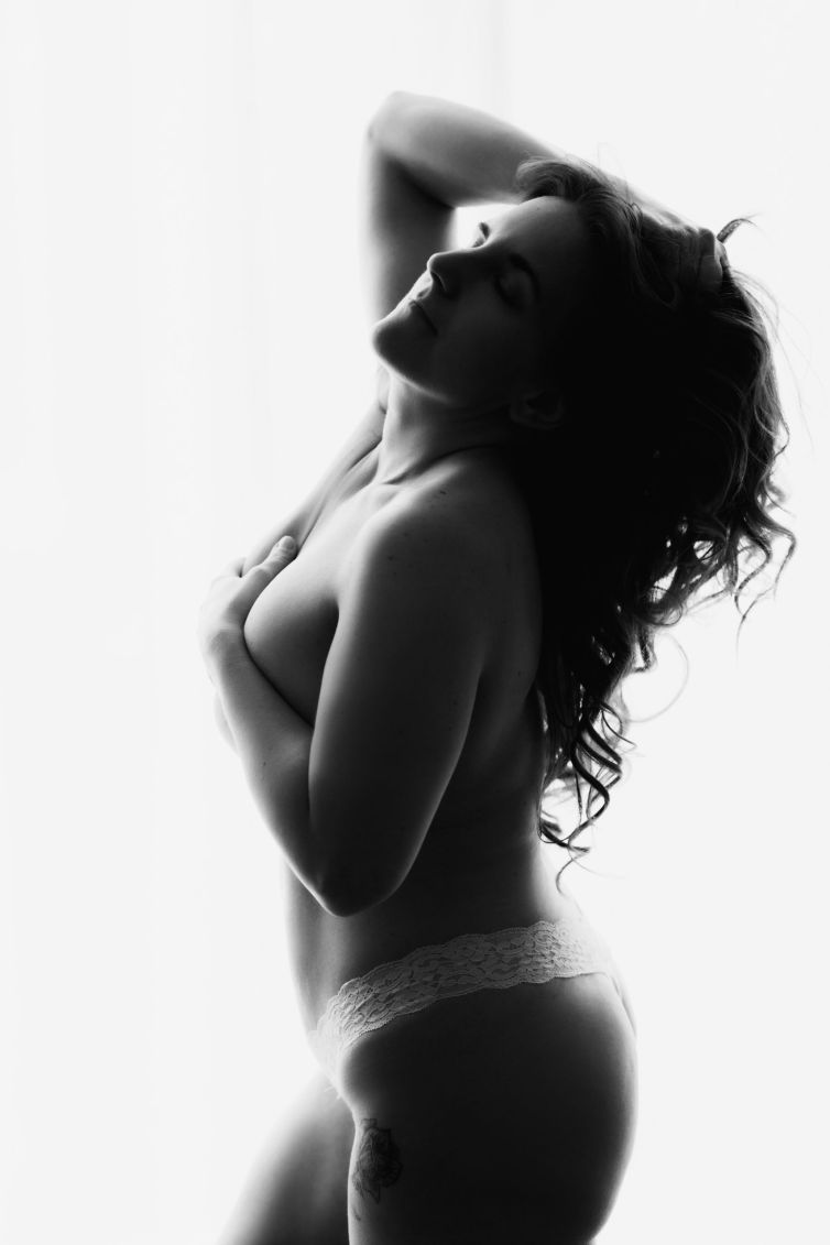 Silhouet van een vrouw in lingerie.