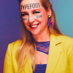 Vrouw met gele blazer en tekst